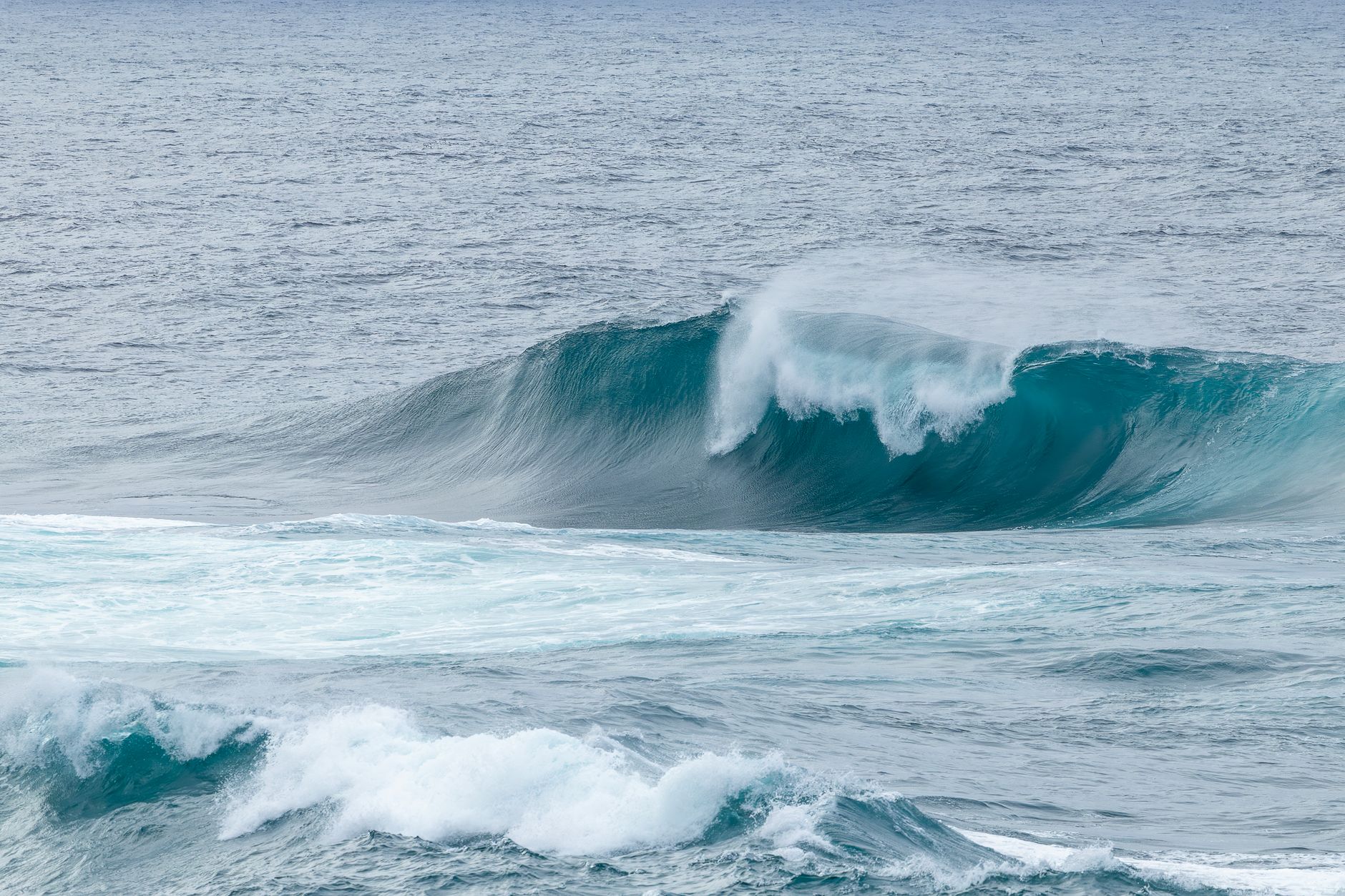 Powerful ocean waves breaking at Culburra Beach, New South Wales, showcasing nature's raw beauty. — What to Expect fr