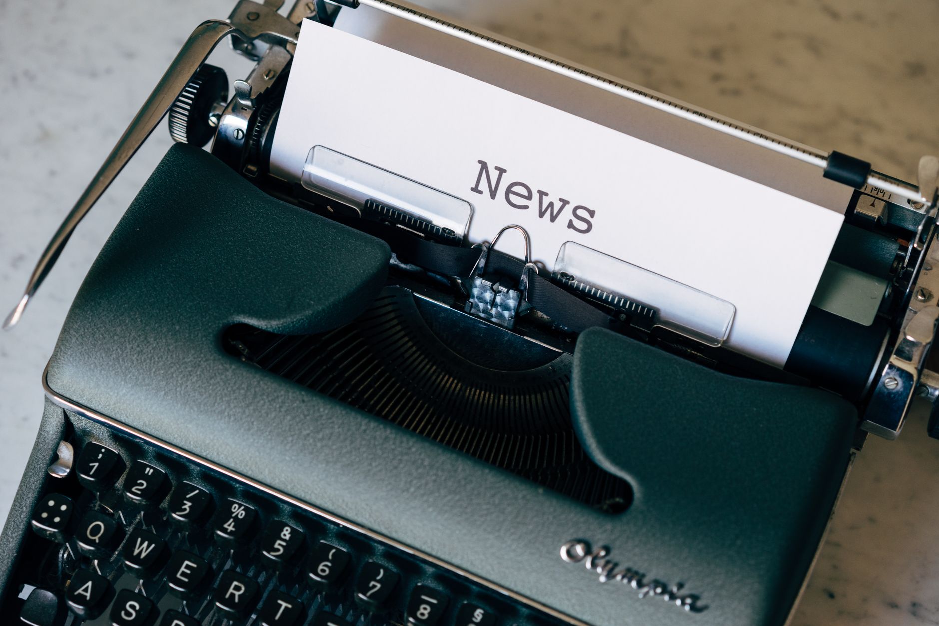 A vintage typewriter with a paper titled 'News', symbolizing journalism and communication. — The 5 Most Effective Way to Lear